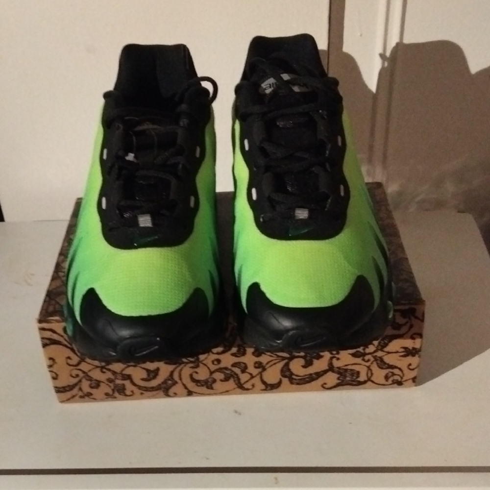 Nike Mens Neon Green and Black Lace-Up Sneakers Size 8.5